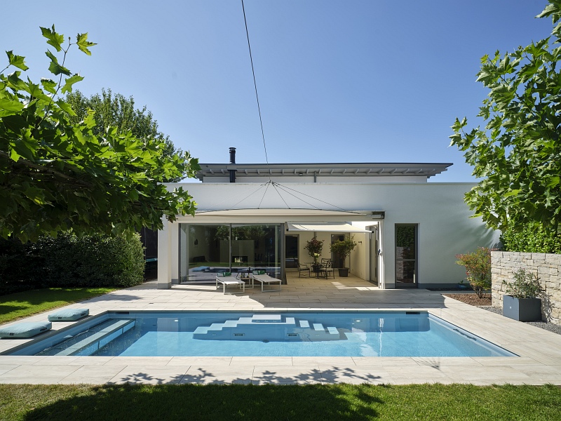 Wohnhaus, Pool und Garten fügen sich zu einem harmonischem Bild zusammen.