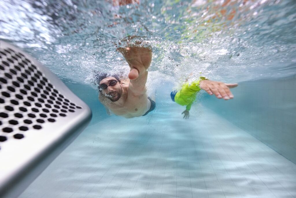 Schwimmer unter Wasser fairland iGarden Swim Jet Lifestyle