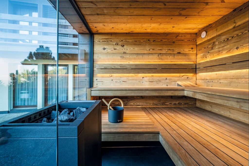 Corso Sauna mit Glas und Altholz