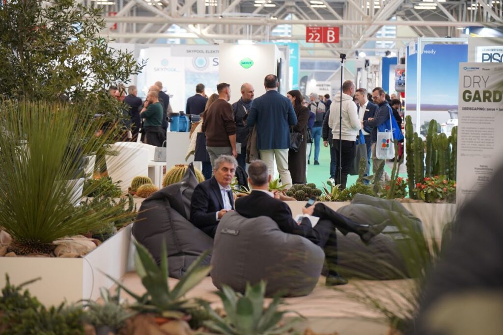 Forum Piscine Messegelände mit Besuchern Editrice il campo