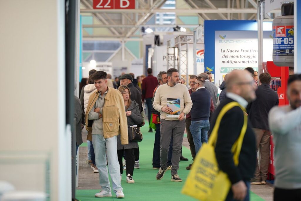 Forum Piscine Messestände mit Besuchern