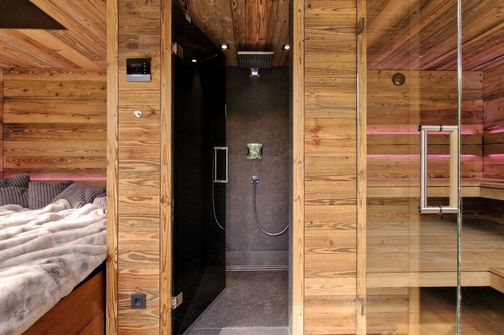 corso Sauna Außensauna mit Dusche und Ruheraum