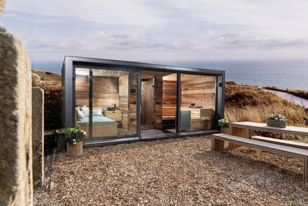 corso Sauna Außensauna mit großen Glasfronten