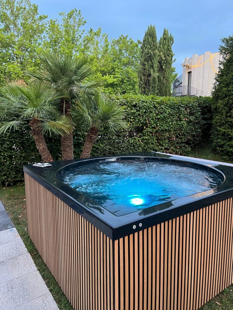 Ein Whirlpool mit Holzverkleidung.