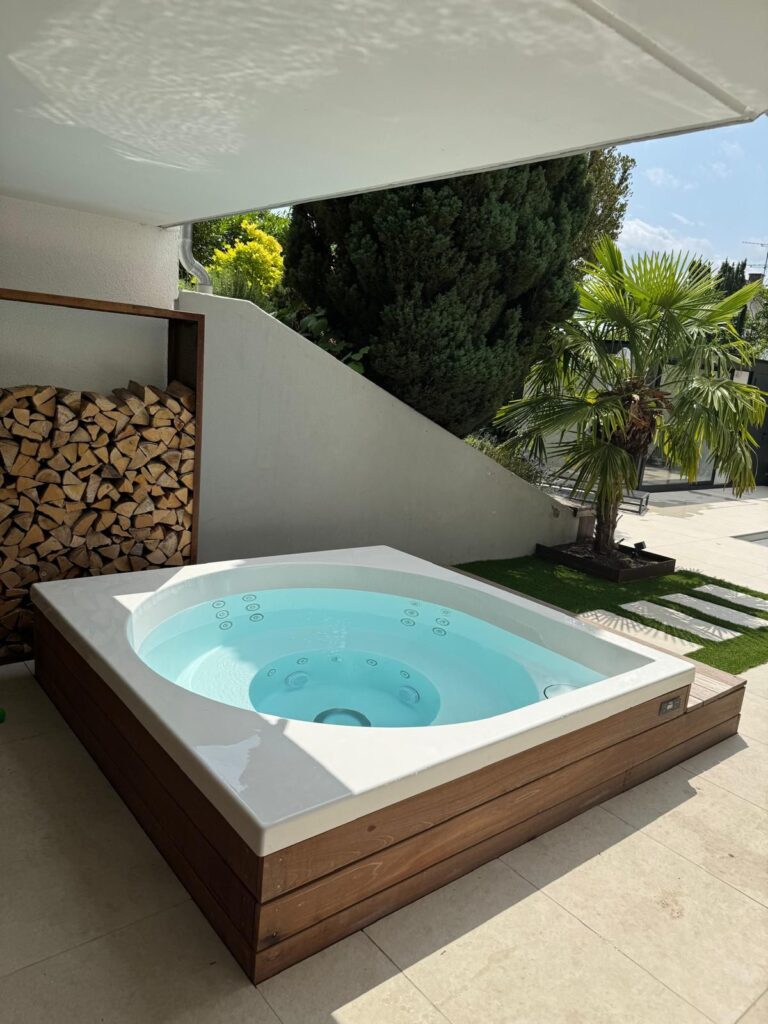 Ein Whirlpool auf der Terrasse.