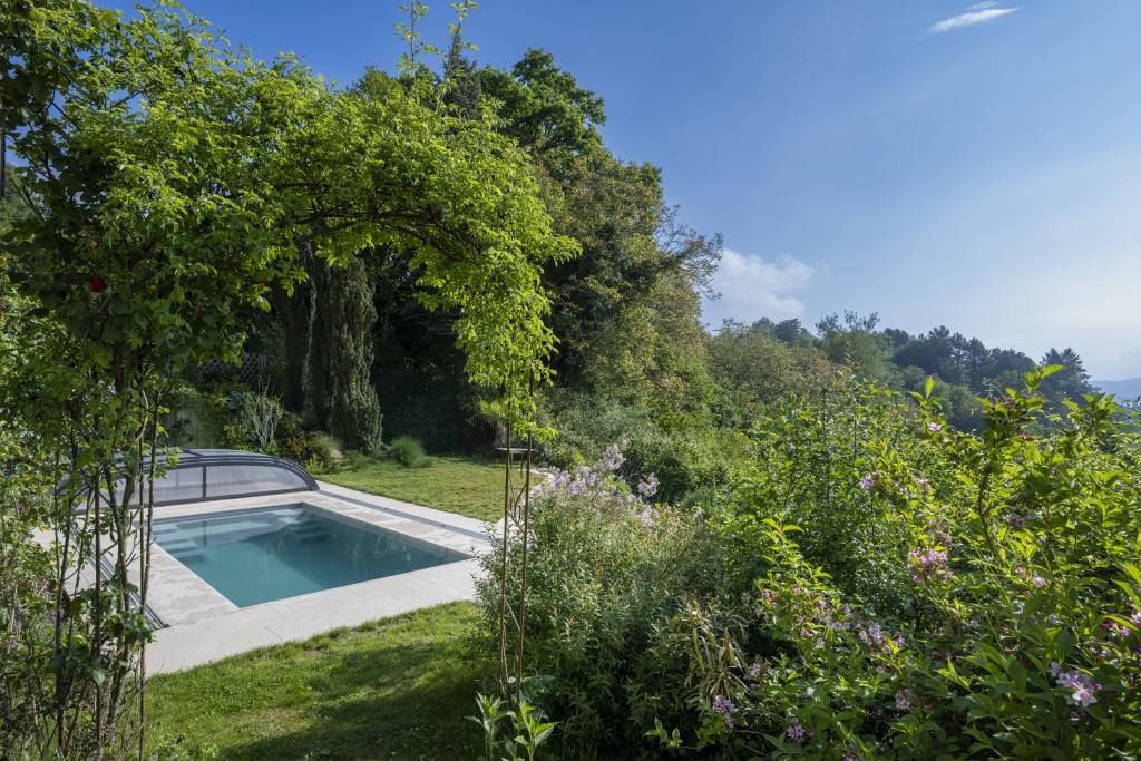 Ein Pool, eingebettet in einen wunderschön begrünten Garten.