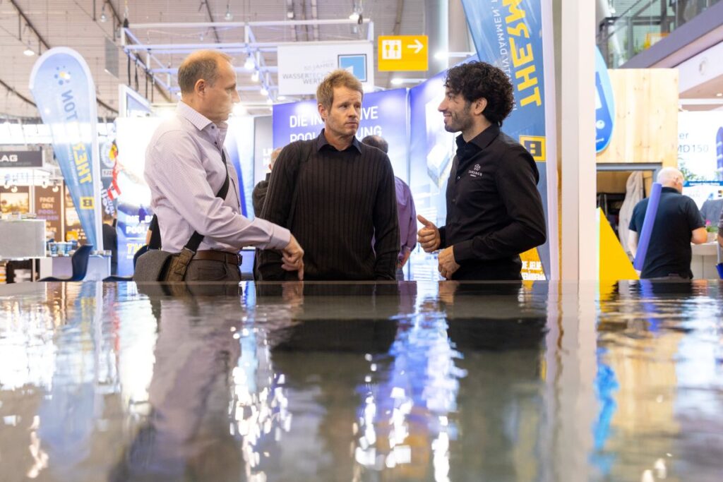 Besucher der Messe Interbad im Gespräch