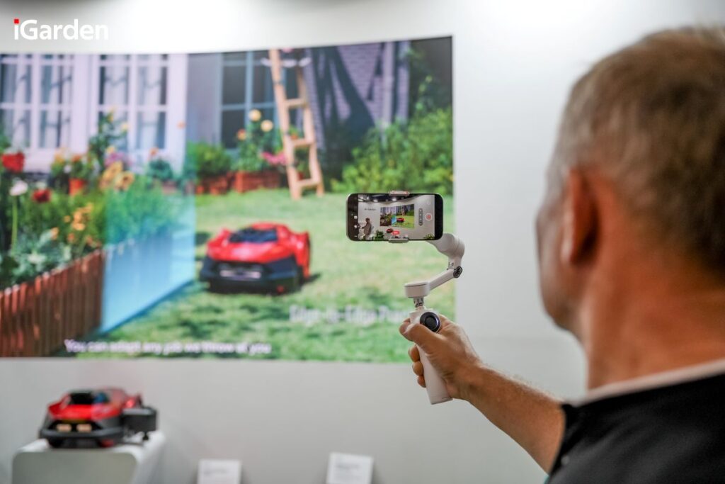 galabau messe mann mit smartphone
